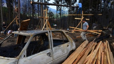 La solidaridad se puso en marcha en las localidades de la Comarca Andina para empezar la reconstrucción. (Foto Alfredo Leiva)