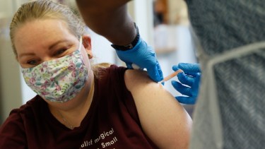 Coronavirus en Europa | Varios países recomiendan la aplicación de una cuarta dosis a personas vulnerables.  