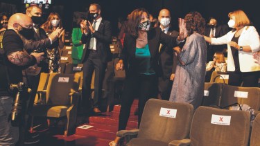 La gobernadora en su llegada al Centro Cultural de Viedma.