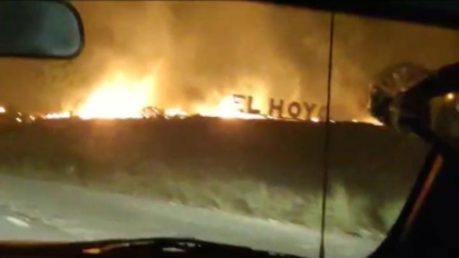 El fuego sitiaba esta noche de martes a El Hoyo, Chubut. (Foto Gentileza FM Paraíso 42)