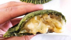 Empanadas de cebolla y queso con masa de espinacas