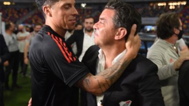 Una de las fotos del día. El abrazo de Enzo Pérez con Marcelo Gallardo tras otra vuelta olímpica de River. Foto: prensa River. 