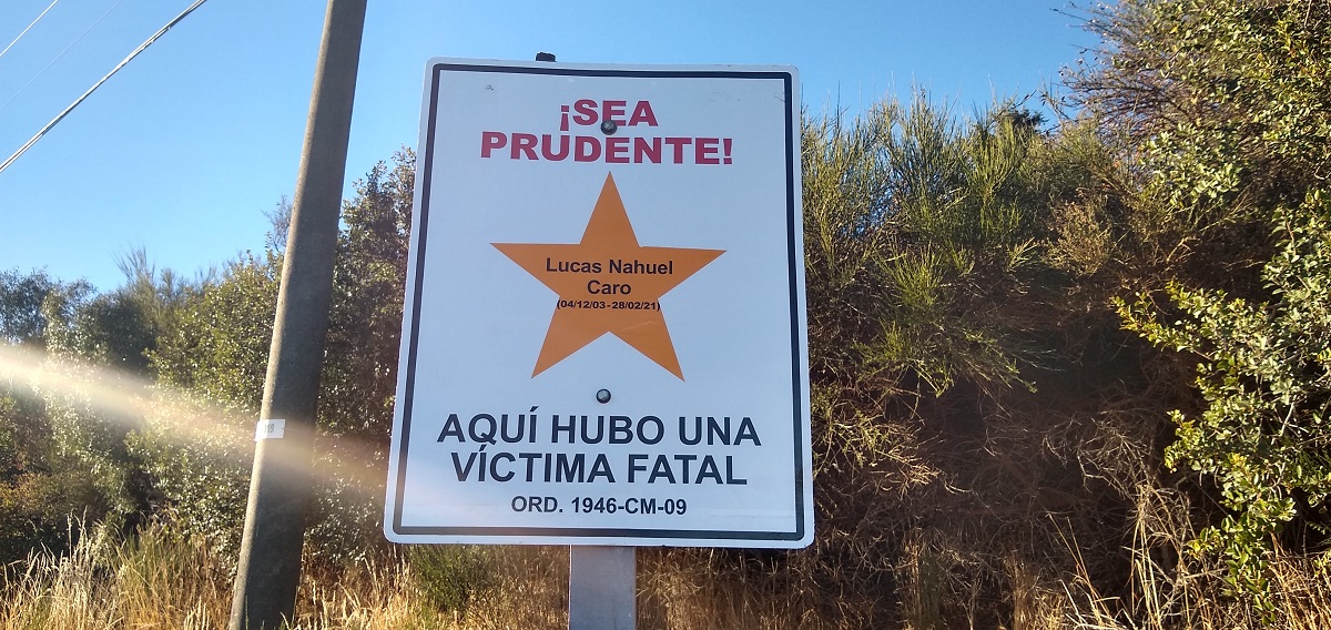 Familiares y amigos de Lucas caro colocaron una estrella amarilla en la avenida Bustillo, al cumplirse un mes del accidente fatal. 