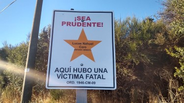 Familiares y amigos de Lucas caro colocaron una estrella amarilla en la avenida Bustillo, al cumplirse un mes del accidente fatal. 