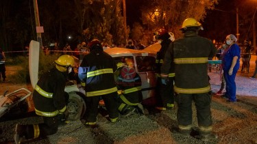 Personal de bomberos, de la policía y del hospital público trabajaron en el lugar del siniestro vial. (foto: gentileza Bomberos Roca)