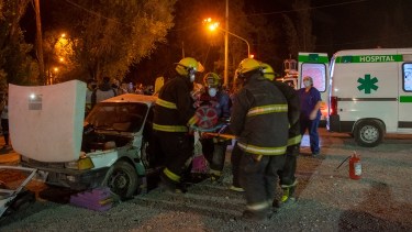 Personal de bomberos, la policía y del hospital Francisco López Lima, trabajaron en el lugar del siniestro. (foto: gentileza Bomberos Voluntarios)
