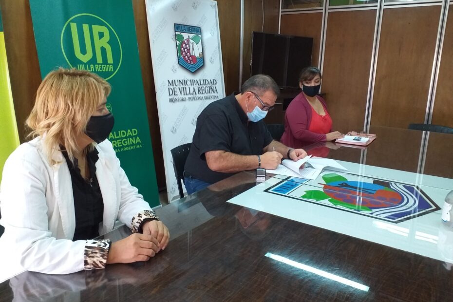 El municipio firmó un convenio para otorgar becas en programas de capacitación laboral. (Foto Néstor Salas)