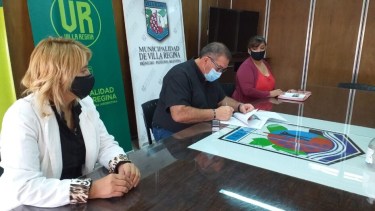 El municipio firmó un convenio para otorgar becas en programas de capacitación laboral. (Foto Néstor Salas)