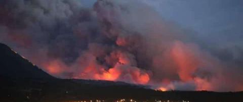 El incendio en la zona de Las Golondrinas se podía observar desde El Bolsón. (Foto Gentileza Leonardo Vásquez)