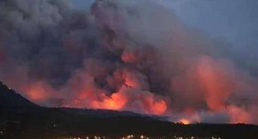 El incendio en la zona de Las Golondrinas se podía observar desde El Bolsón. (Foto Gentileza Leonardo Vásquez)