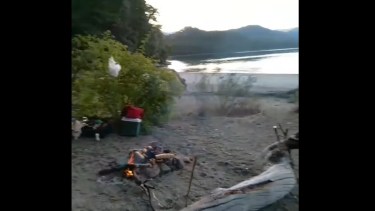 El guardaparque filmó la situación para que quede registro que nadie controlaba el fuego. (Captura).-
