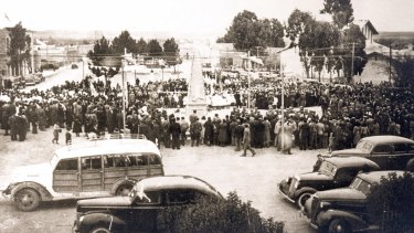Durante muchos años la vida de la ciudad giró alrededor del monolito fundacional (FOTO: Museo Paraje Confluencia)