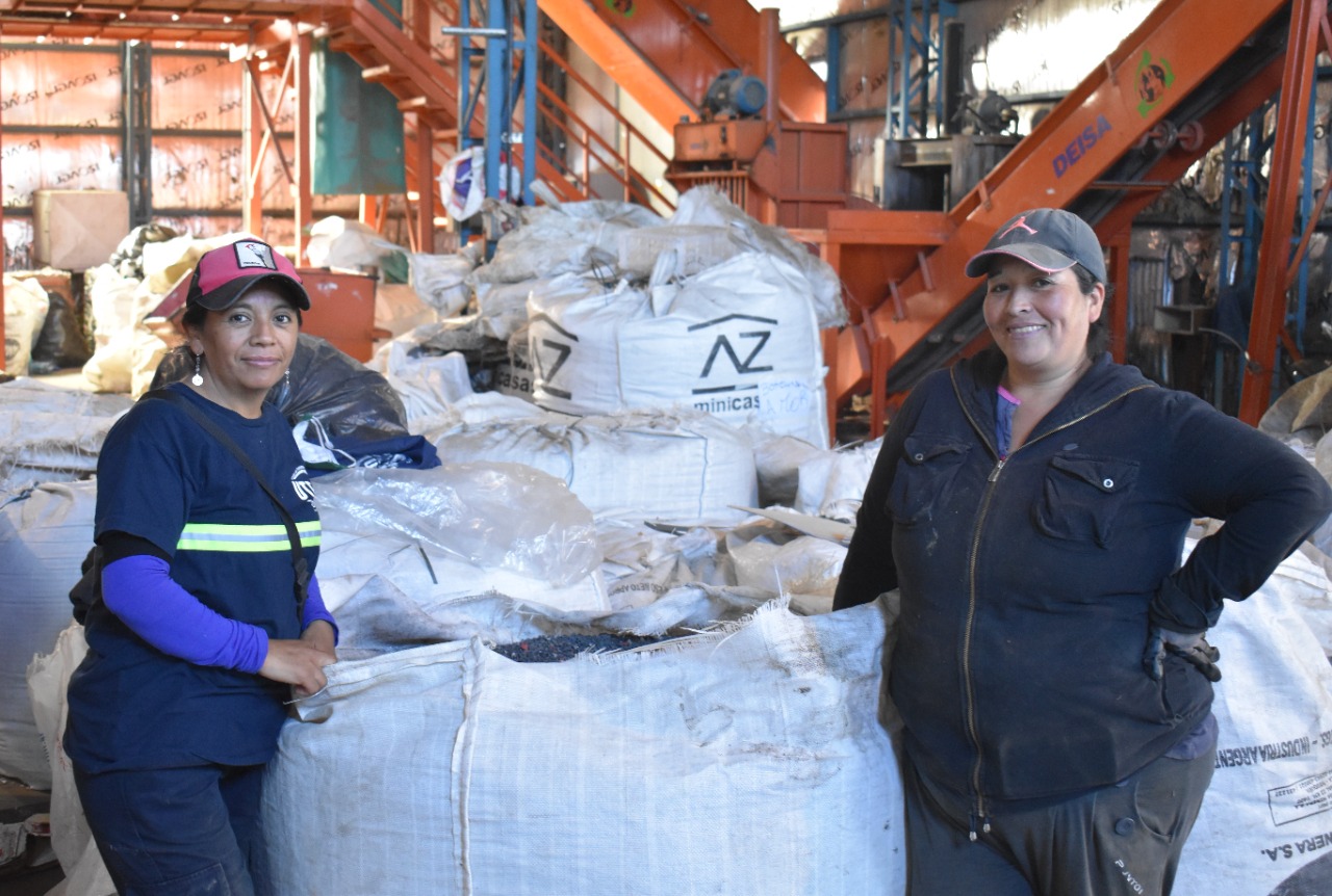En el centro de residuos de Bariloche trabaja la Asociación de Recicladores que separa, compacta y vende material reciclable. Archivo