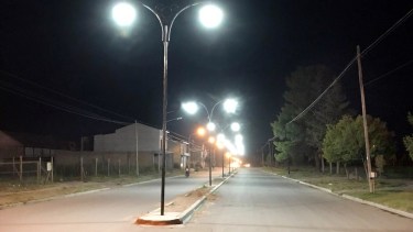 Ya está en funcionamiento el nuevo sistema de alumbrado público en las calles de Huergo. (Foto Néstor Salas)