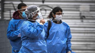 Infectólogos piden evitar los viajes al exterior y las reuniones sociales en el fin de semana largo. 