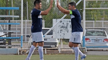 La Amistad es el último campeón. El elenco cipoleño se quedó con el Clausura 2019 ante Roca, en el último torneo que se disputó.En la imagen, el capitán Henry Sáez junto a su ex compañero y flamante DT, Fernando Fernández.
