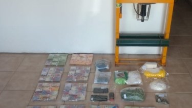 Parte de la droga secuestrada en Roca. 