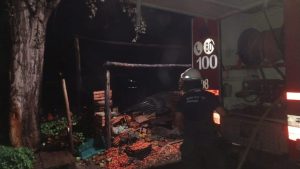 Un hombre se quemó cuando intentaba rescatar cosas de su vivienda incendiada