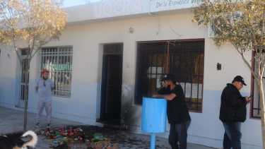 El fuego afectó un sector de ingreso al local de la Uocra de Regina. (Foto Néstor Salas)