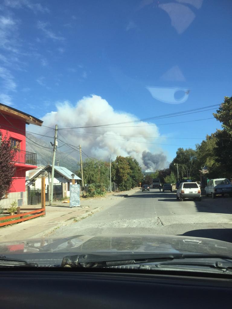 El fuego se originó alrededor de las 16 por causas que se desconocen hasta el momento a pocos kilómetros al sur de El Bolsón. (foto Gentileza)