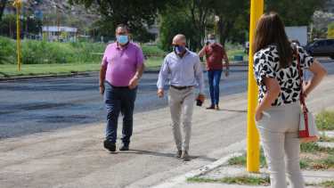 Comenzó el asfaltado de la calle Libertad con el plan de remodelación. (Foto Néstor Salas)