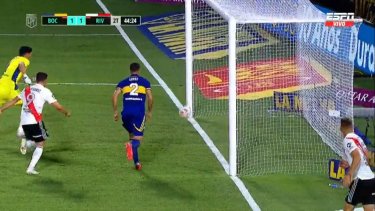 El momento preciso en el que el balón estaba por ingresar al arco de Andrada. 