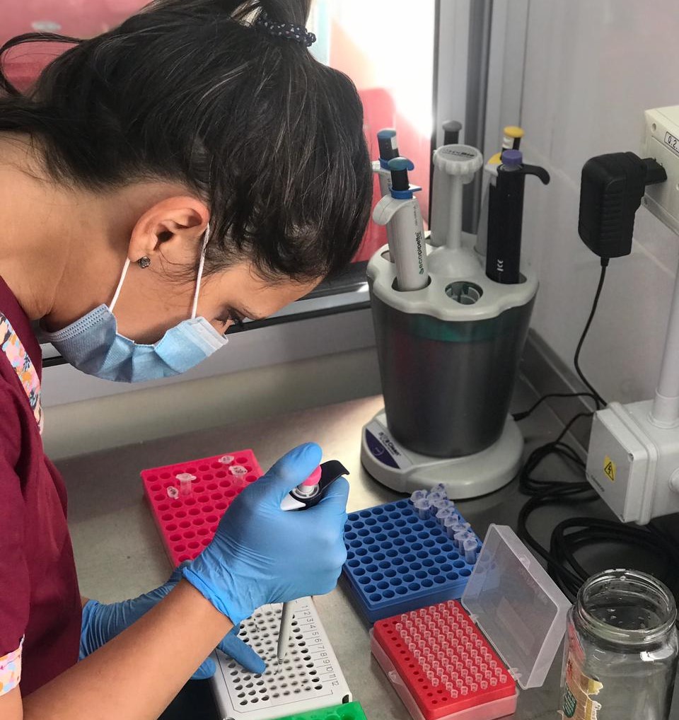 Un equipo de cinco mujeres, profesionales de la Biología y la Medicina, integran el laboratorio. Foto: gentileza