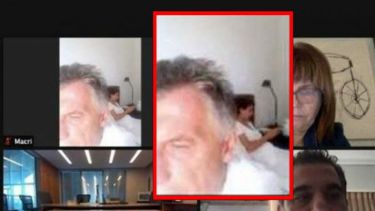 El ex presidente eligió no perderse el encuentro, y participó desde donde estaba: su habitación.-