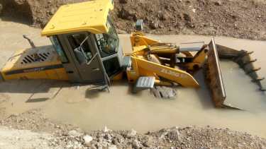 La máquina quedó casi tapada por el agua. Fotos: gentileza.