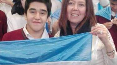 Junto a su hijo Tomás. Estudia ingeniería en la Universidad Nacional del Comahue y realiza prácticas de vuelo para obtener la licencia de piloto. (FOTOS: Gentileza)