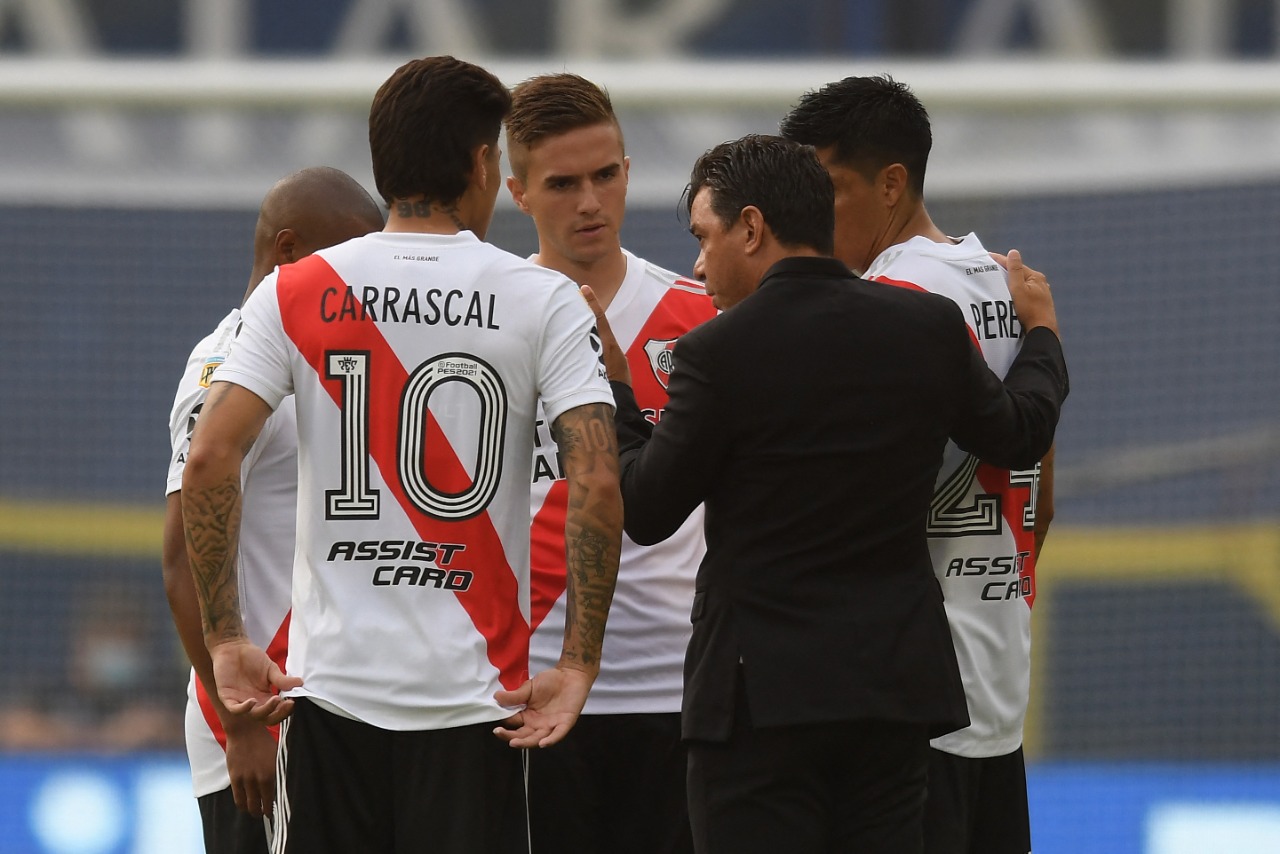 Marcelo Daniel Gallardo y su charla con los jugadores antes de comenzar el superclásico. 