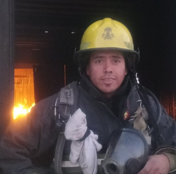 Marcos Ramos, bombero de Huergo, intervino para salvar la vida de un bebé de dos meses. 
