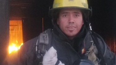 Marcos Ramos, bombero de Huergo, intervino para salvar la vida de un bebé de dos meses. 