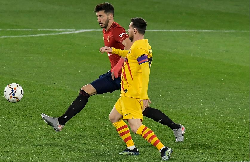 Lionel Messi, aquí disputando un balón con Jonathan Calleri, asistió en los dos goles del Barcelona.