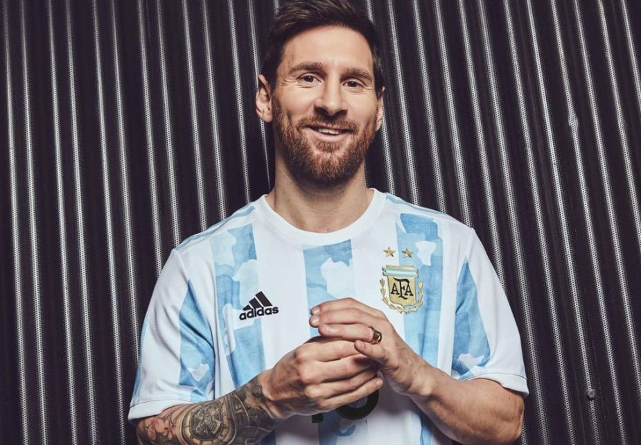 Messi es uno de los jugadores que ya se probó la camiseta, que generó revuelo entre los fanáticos.-