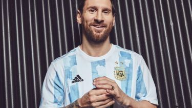 Messi es uno de los jugadores que ya se probó la camiseta, que generó revuelo entre los fanáticos.-