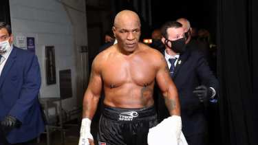 Tyson cumple un estricto regimen para volver al boxeo
