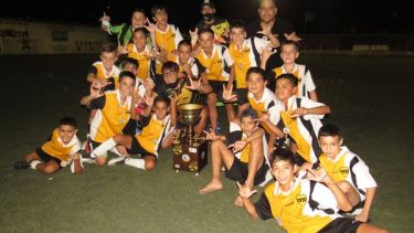 El festejo de Talleres de San Antonio, campeón de la categoría principal. Foto y fuente: Adrián Hernández/ Manantial Deportivo 