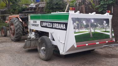 La barredora mecánica recorrerá las calles pavimentadas de Ingeniero Huergo. (Foto Néstor Salas)