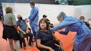 Hoy llegan más vacunas a Neuquén y se terminará de inmunizar a mayores de 60