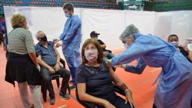 Con cada arribo de nuevas dosis, el operativo de vacunación se intensifica, llegando a vacunar a 4.000 personas por día. (archivo)