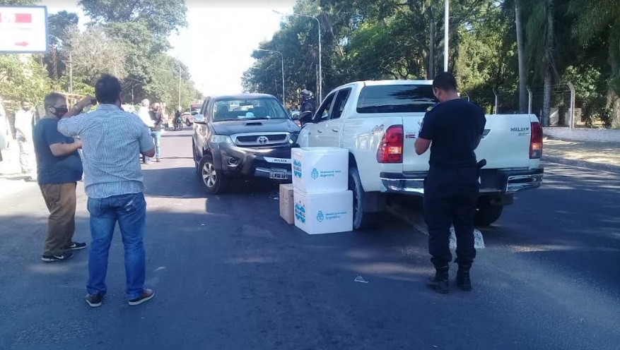 El funcionario circulaba en la camioneta blanca, donde fueron encontradas las dosis. Foto: gentileza Corrientes Hoy.-