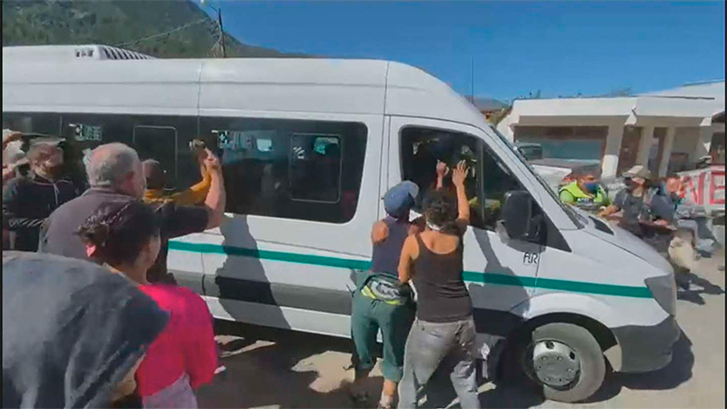 La camioneta que trasportaba al presidente recibió piedrazos en Lago Puelo.