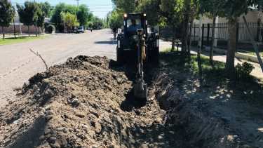 Comenzó la construcción del cordón cuneta en el barrio IPPV de Huergo. (Foto Néstor Salas)