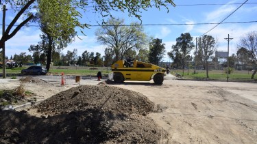 Ya se construye el cordón cuneta en el barrio IPPV de Huergo