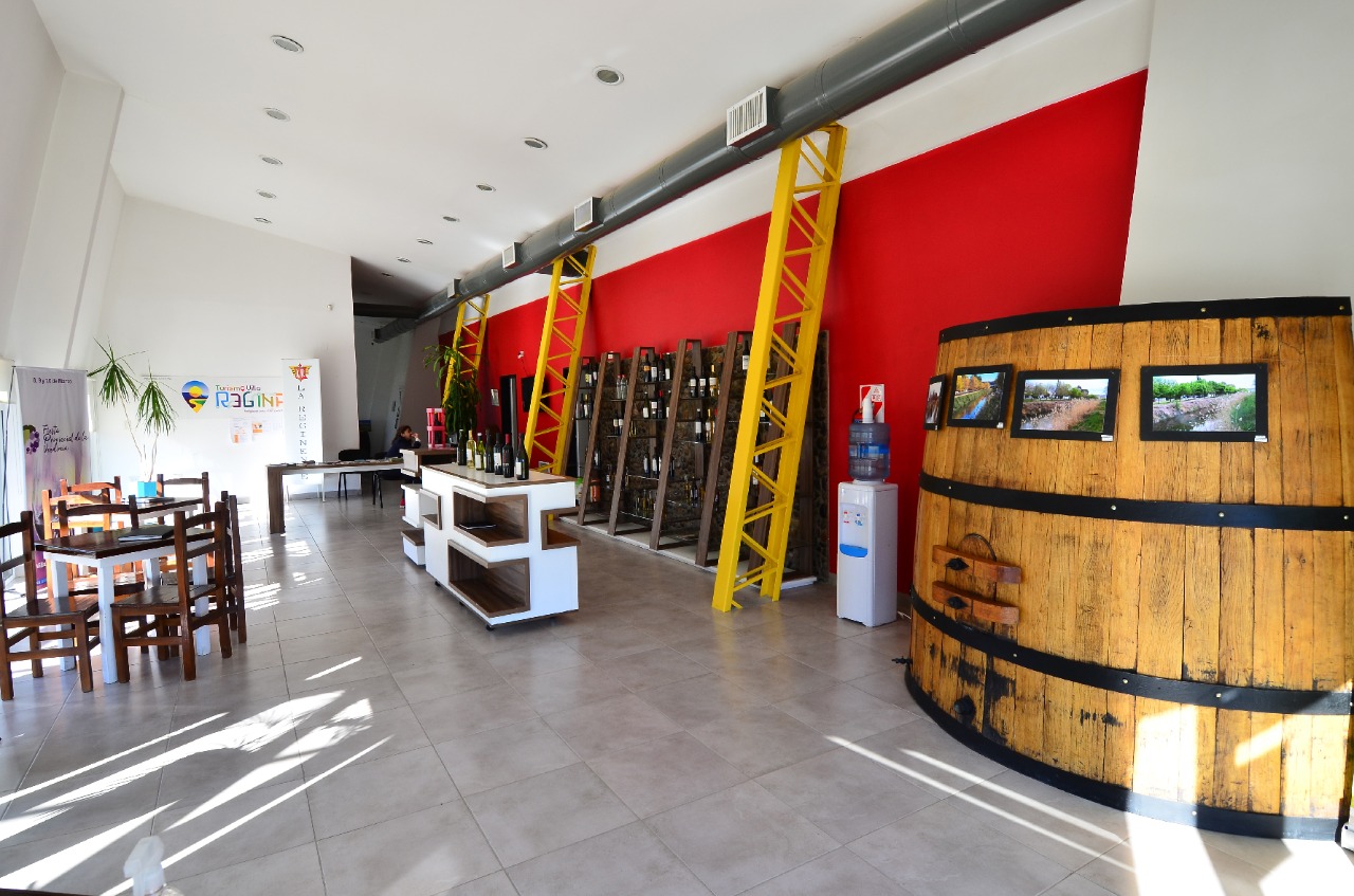 En la Oficina de Turismo se realizarán degustaciones de vinos para celebrar la Vendimia. (Foto Néstor Salas)