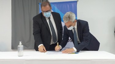 Orazi y Meoni firmaron un convenio de asistencia económica para reparar la terminal de colectivos de Villa Regina. (Foto Néstor Salas)