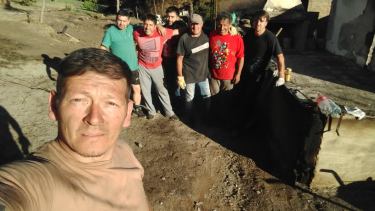 Pablo recibe la ayuda de un grupo de amigos para levantar nuevamente su casa. Pero, al igual que Marcos, necesita materiales. Foto: gentileza