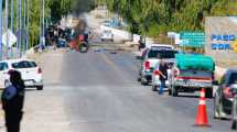 Imagen de Los «desalojaron» y cortaron el puente de Paso Córdoba, en Roca