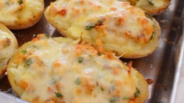 Papas al horno con relleno de pollo